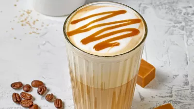 closeup of caramel latte coffee glass on white table background / Foto: Magone Getty Images