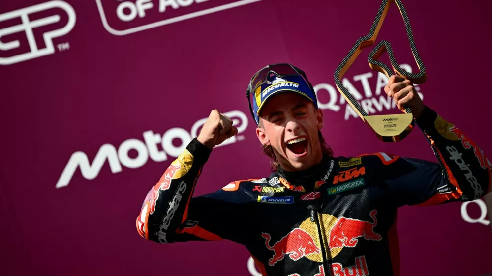 MotoGP - Austrian Grand Prix - Red Bull Ring, Spielberg, Austria - September 20, 2026 Red Bull KTM Factory Racing's Pedro Acosta celebrates with a trophy on the podium after winning the MotoGP race REUTERS/Christian Bruna   TPX IMAGES OF THE DAY