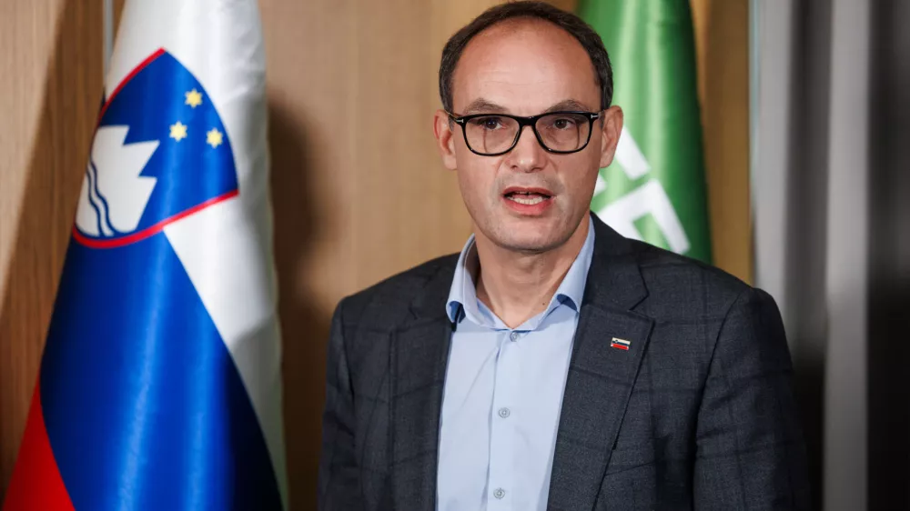 Ljubljana, ministrstvo za gospodarstvo.Novinarska konferenca ministrstva za gospodarstvo, delo in sport ob prvih 100 dneh delovanja vlade.Minister za gospodarstvo Anze Logar.