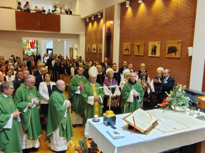 ZDA, New York.Slovenska skupnost v New Yorku je proslavila 110. obletnico cerkve sv. Cirila, ki ze vec kot stoletje predstavlja pomembno versko, kulturno in druzabno sredisce Slovencev v mestu.