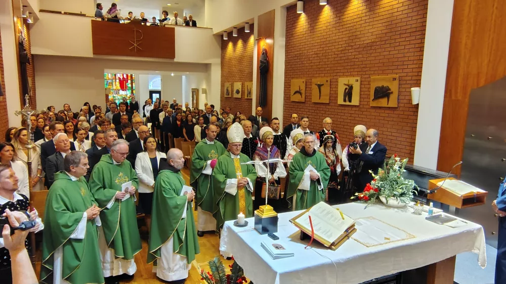 ZDA, New York.Slovenska skupnost v New Yorku je proslavila 110. obletnico cerkve sv. Cirila, ki ze vec kot stoletje predstavlja pomembno versko, kulturno in druzabno sredisce Slovencev v mestu.
