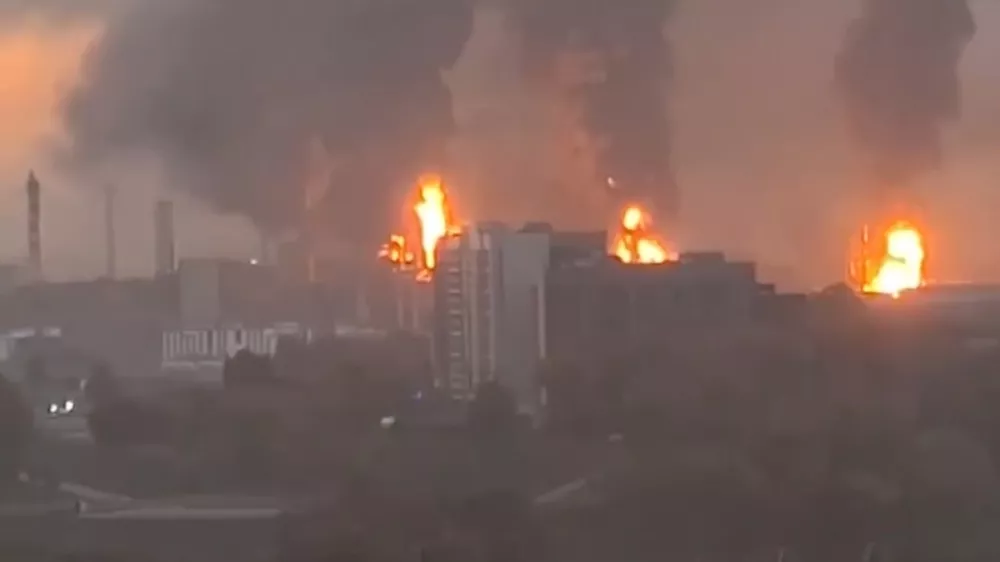 Dodatno negotovost so v Rusiji povzročili tudi ukrajinski napadi z droni in raketami na zadnji dan volitev. Ukrajinske sile so zadele tudi rafinerijo Gazpromnjefta v Moskvi. Foto: X