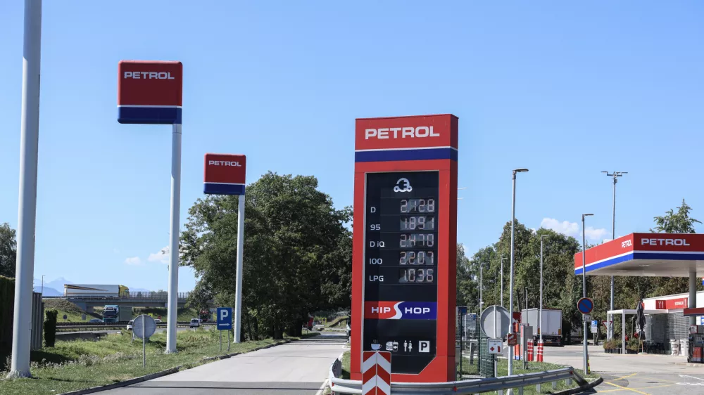 - 08.09.2026 - točenje goriva, gorivo, nafta, bencin, Petrol, podražitev naftnih derivatov//FOTO: Jaka Gasar