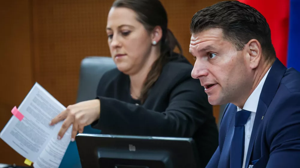 Ljubljana, DZ.Izredna seja DZ, na kateri so obravnavali predlog zakona o zacasnih ukrepih za ucinkovitejse izvajanje sistema dolgotrajne oskrbe.Predsednik DZ Zoran Stevanovic.
