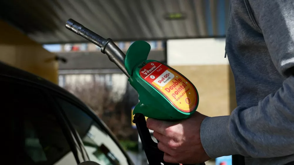 FILE PHOTO: A motorist returns the petrol pump after filling their car with fuel at a petrol station, as the price of oil and gas has surged amid the conflict in the Middle East, in London, Britain, March 5, 2026 REUTERS/Jack Taylor/File Photo