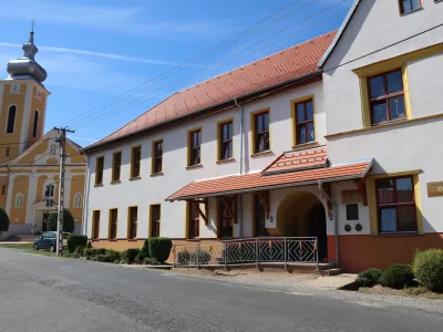 Madzarska; Gornji Senik.Dvojezicna osnovna sola Jozefa Kosica Gornji Senik.