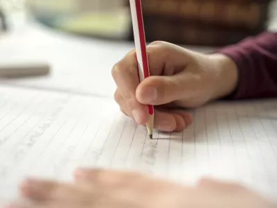 Boy writing in a notepad doing his school work spelling or homework / Foto: Brianajackson Getty Images