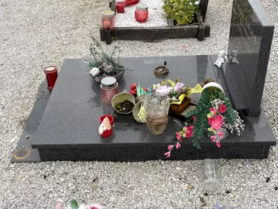Sentjernej, pokopalisce.V kraji poskodovani spomeniki.