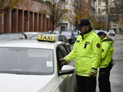 - preizkus alkoholiziranosti - alkotest, alkohol v prometu, policija, taxi - taksist - 06.12.2022 - policisti Postaje prometne policije Ljubljana vr&scaron;ili postopke preizkusov alkoholiziranosti voznikov v prometu na Kotnikovi ulici pred poslopjem Agencije za varnost prometa - //FOTO: Nik Erik Neubauer