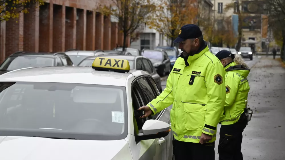 - preizkus alkoholiziranosti - alkotest, alkohol v prometu, policija, taxi - taksist - 06.12.2022 - policisti Postaje prometne policije Ljubljana vr&scaron;ili postopke preizkusov alkoholiziranosti voznikov v prometu na Kotnikovi ulici pred poslopjem Agencije za varnost prometa - //FOTO: Nik Erik Neubauer