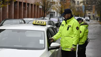 - preizkus alkoholiziranosti - alkotest, alkohol v prometu, policija, taxi - taksist - 06.12.2022 - policisti Postaje prometne policije Ljubljana vršili postopke preizkusov alkoholiziranosti voznikov v prometu na Kotnikovi ulici pred poslopjem Agencije za varnost prometa - //FOTO: Nik Erik Neubauer