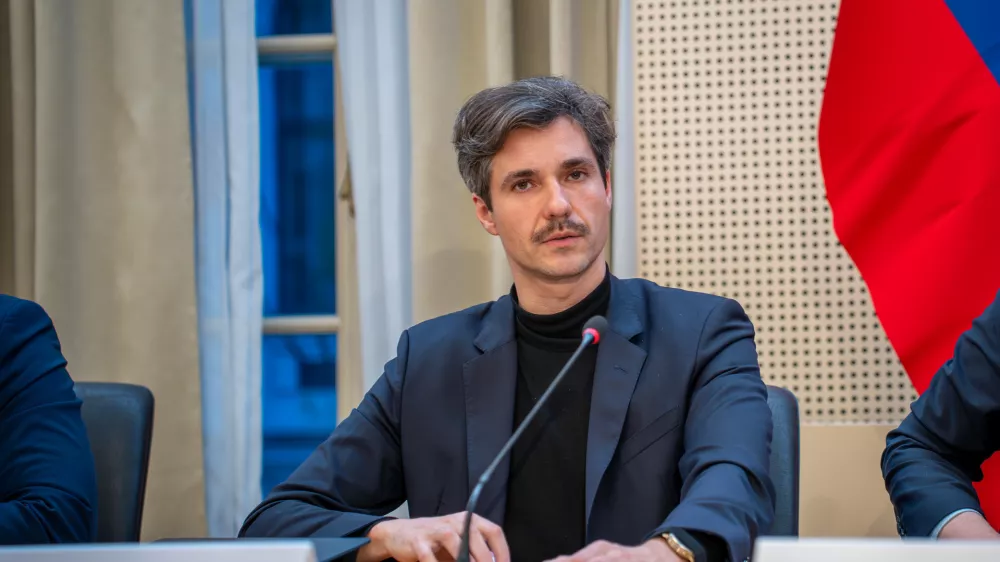 Ljubljana, vlada.Novinarska konferenca po seji Ekonomsko-socialnega sveta.Minister za delo, druzino, socialne zadeve in enake moznosti Luka Mesec.