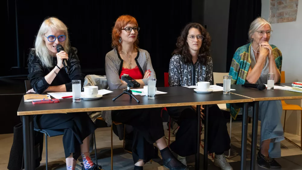 Skupna tiskovna konferenca s predstavitvijo festivalov Mesto žensk in TO)pot. Sodelovale so programski vodji Mesta žensk Jasmina Založnik in Pia Brezav&scaron;ček ter direktorica zavoda Cona Irena Pivka ter Dunja Kukovec. BAZA, Center mladih Ljubljana, 2026