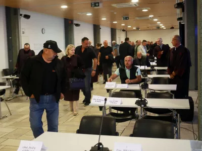 Deset let čakali na začetek sojenja zaradi korupcije: bodo dokaze izločili?