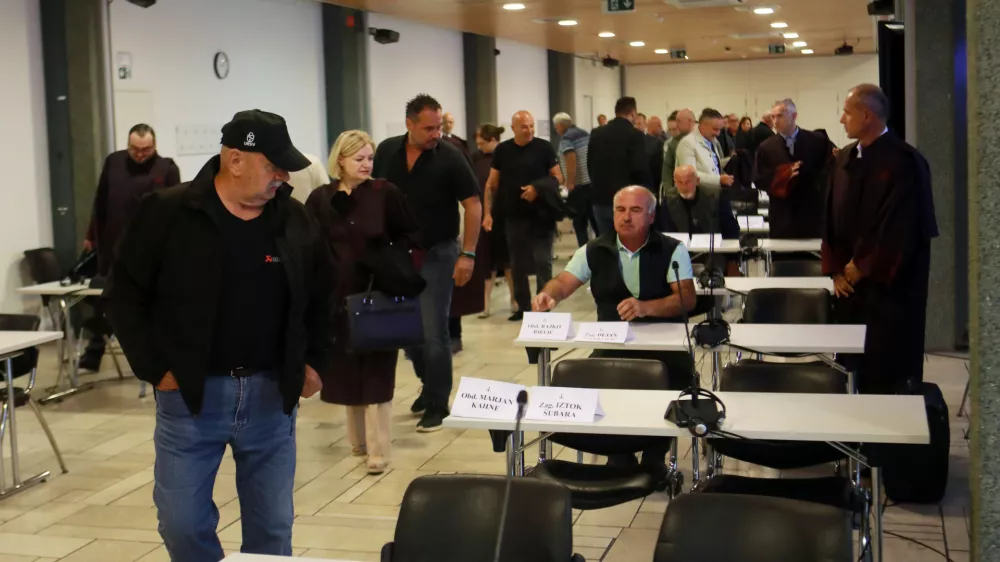 Deset let čakali na začetek sojenja zaradi korupcije: bodo dokaze izločili?