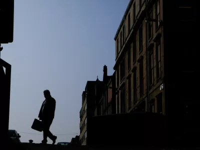 simbolična fotografija, poslovnež, osamljenost, &Scaron;kotska, Glasgowfoto: Bojan Velikonja