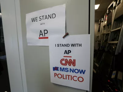 An updated solidarity sign adding CNN, MSNOW and POLITICO hangs outside the Associated Press booth at the White House grounds after US President Donald Trump banned three major news outlets &ndash; CNN, MS NOW and Politico from the White House, in Washington, D.C., US, September 21, 2026. REUTERS/Kevin Lamarque