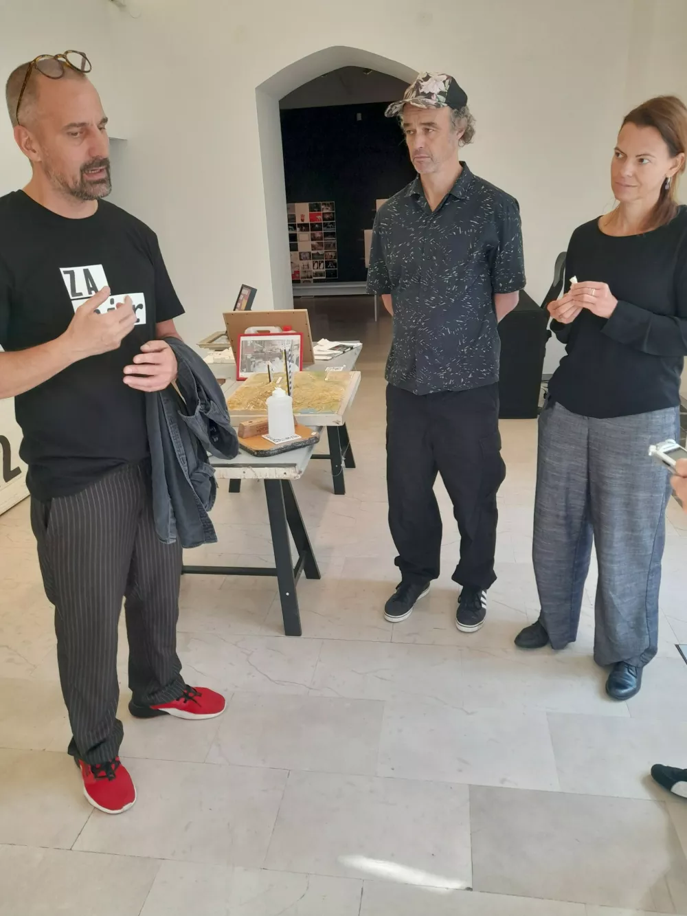 Razstava &ldquo;bolj pri tleh&rdquo; vabi v poklon