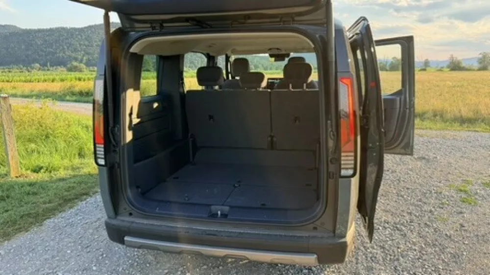 KiaPV5 Passanger