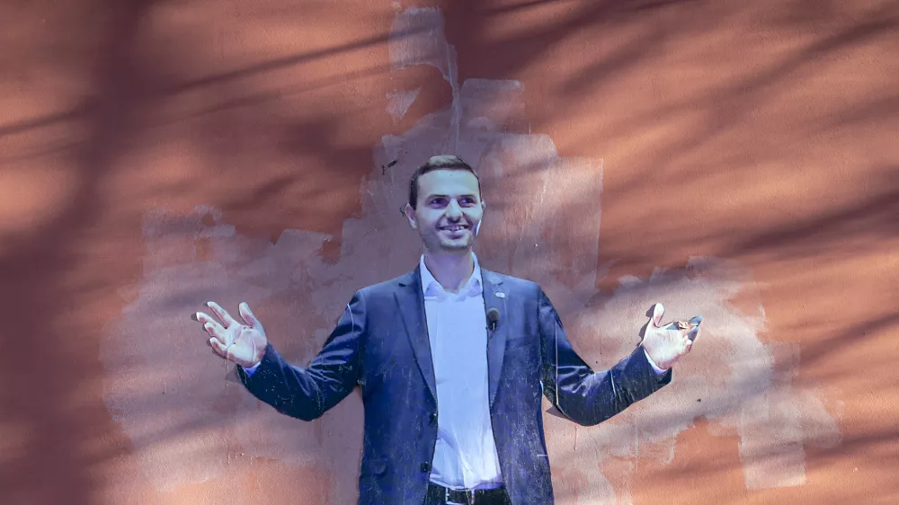 - 13.02.2021 &ndash; Rožnik - Cerkev Marijinega obiskanja &ndash; neznanci na pročelje cerkve nalepili podobo Mateja Tonina - predsednik stranke NSi in obrambni minister Matej Tonin na električni rolki, s katero je predlani začel nastop na programski konferenci NSi. //FOTO: Matjaž Ru&scaron;t