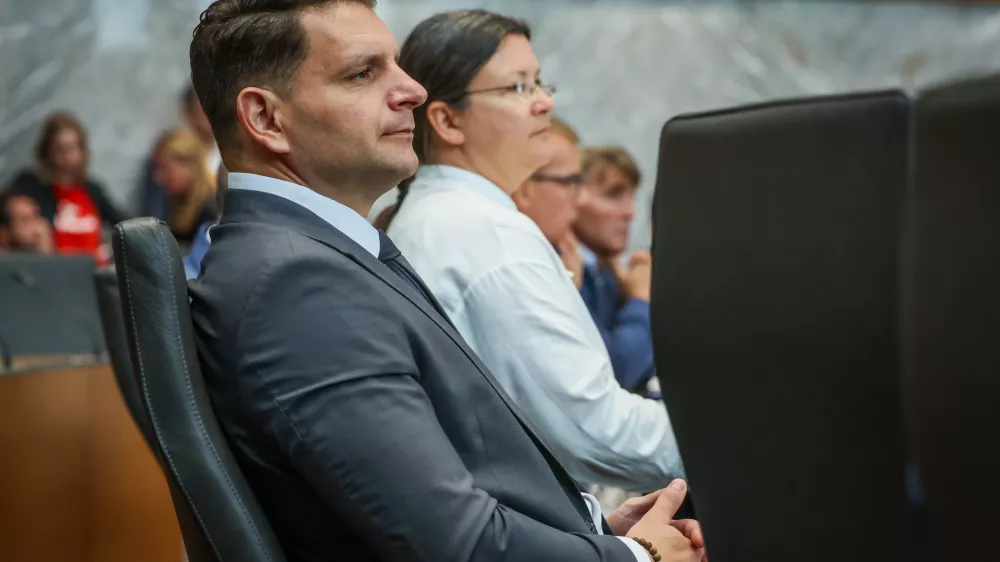 Ljubljana, DZ.Zacetek redne seje DZ z glasovanjem o zahtevi skupine poslank in poslancev, da DZ odloci o odlocitvi kolegija predsednika DZ, da se predlog zakona o spremembah zakona o omejevanju porabe alkohola obravnava po skrajsanem postopku.Predsednik DZ Zoran Stevanovic.