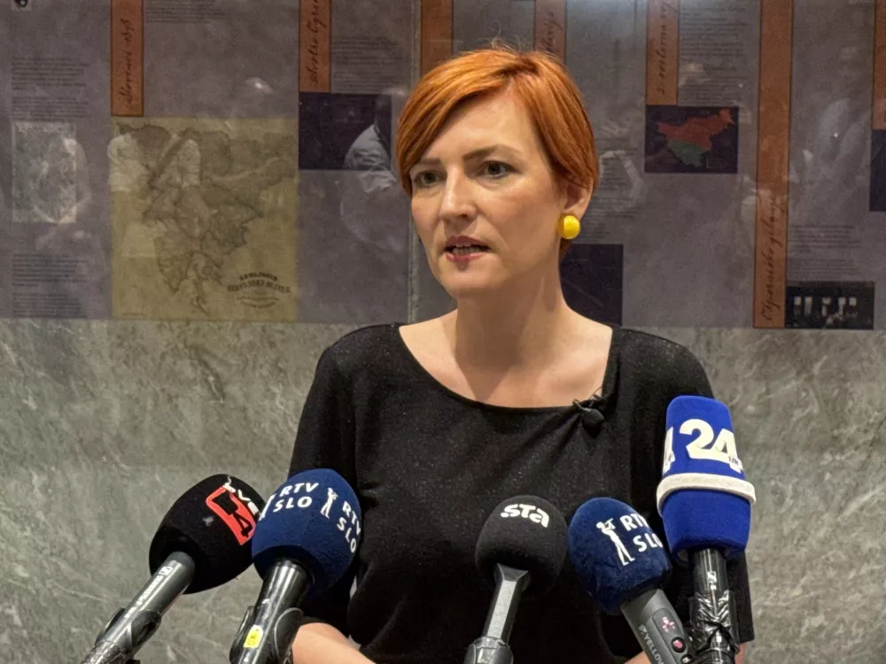 Ljubljana, DZ.Vodja poslanske skupine Levica Vesna Asta Vrecko je dala izjavo za medije glede napovedane ustavitve izplacevanja zakonito sklenjenih pogodb ter prekinitve razpisov za nevladne organizacije, medije in samostojne kulturne delavce.Foto: STA