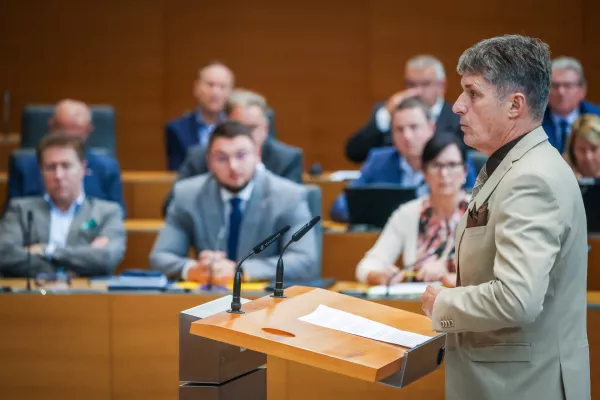Ljubljana, DZ.Zacetek redne seje DZ z glasovanjem o zahtevi skupine poslank in poslancev, da DZ odloci o odlocitvi kolegija predsednika DZ, da se predlog zakona o spremembah zakona o omejevanju porabe alkohola obravnava po skrajsanem postopku.Vodja PS Svobode Borut Sajovic.