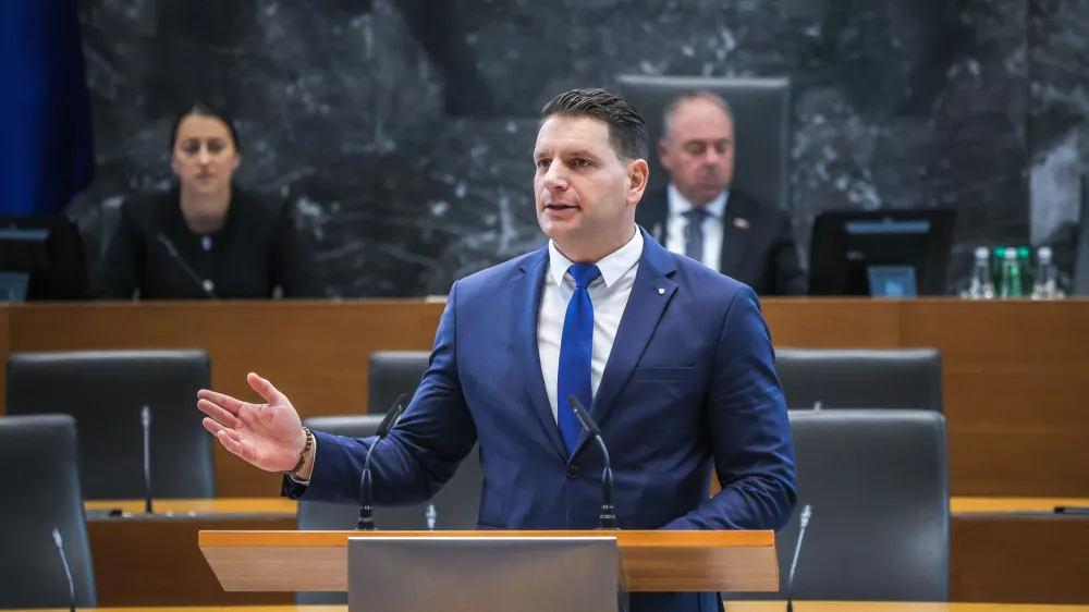 Ljubljana, DZ.Nadaljevanje redne seje DZ, na kateri so obravnavali predlog za razresitev predsednika DZ Zorana Stevanovica ter predlog za razresitev podpredsednice DZ Natase Avsic Bogovic.Predsednik DZ Zoran Stevanovic.