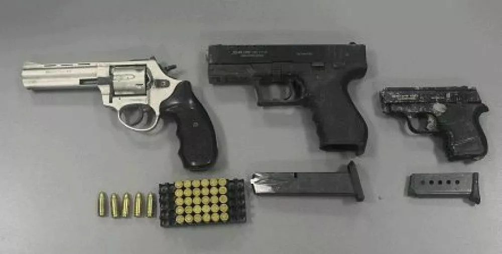 tri plinske pi&scaron;tole in 35 nabojev 9x19