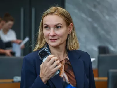 Ljubljana, DZ.Zacetek redne seje DZ z glasovanjem o zahtevi skupine poslank in poslancev, da DZ odloci o odlocitvi kolegija predsednika DZ, da se predlog zakona o spremembah zakona o omejevanju porabe alkohola obravnava po skrajsanem postopku.Ministrica za okolje in prostor Polona Rifelj.