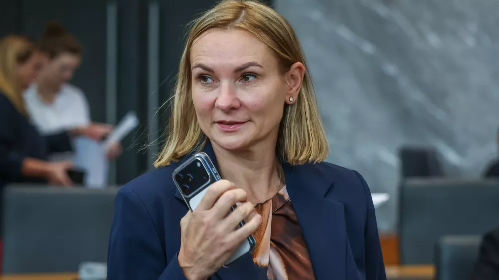 Ljubljana, DZ.Zacetek redne seje DZ z glasovanjem o zahtevi skupine poslank in poslancev, da DZ odloci o odlocitvi kolegija predsednika DZ, da se predlog zakona o spremembah zakona o omejevanju porabe alkohola obravnava po skrajsanem postopku.Ministrica za okolje in prostor Polona Rifelj.