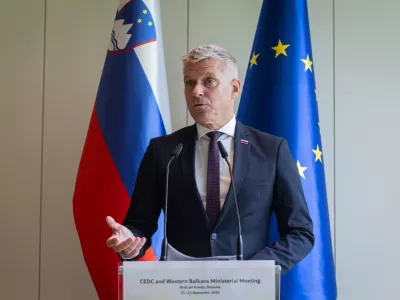 Brdo pri Kranju, Kongresni center Brdo.Zasedanje ministrov za obrambo pobude CEDC in drzav zahodnega Balkana.Izjava obrambnega ministra Valentina Hajdinjaka po koncu zasedanja.
