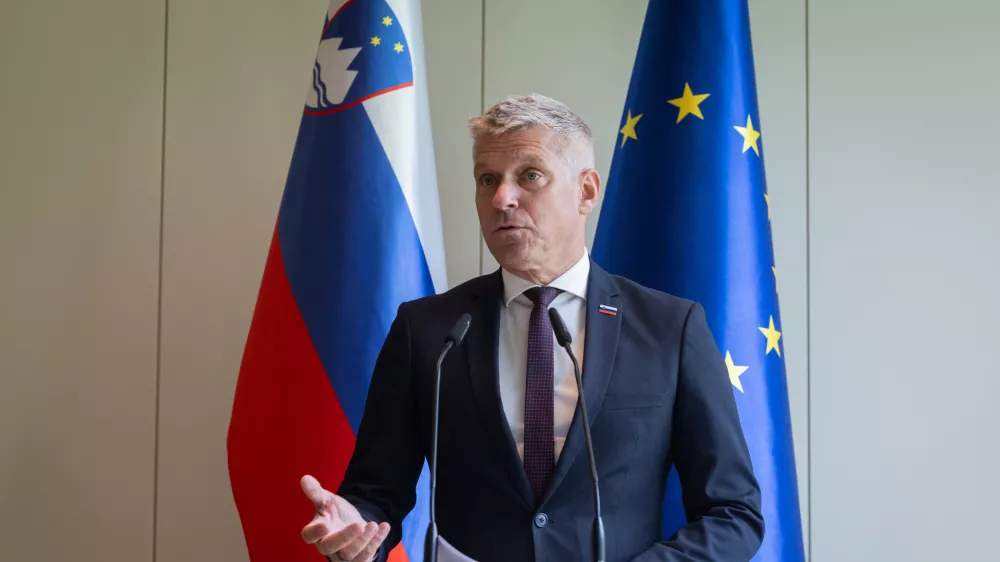 Brdo pri Kranju, Kongresni center Brdo.Zasedanje ministrov za obrambo pobude CEDC in drzav zahodnega Balkana.Izjava obrambnega ministra Valentina Hajdinjaka po koncu zasedanja.
