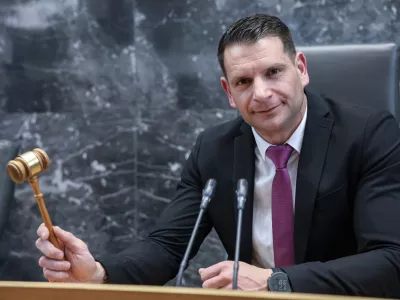 Novi predsednik DZ Zoran Stevanović, Resnica- 10.04.2026 - ustanovna seja novega sklica DZ, ki jo je sklicala predsednica republike Nata&scaron;a Pirc Musar; seja se je začela z imenovanjem predsednika in podpredsednika mandatno-volilne komisije, sledila je prekinitev, pol ure po prekinitvi pa se je začela seja mandatno-volilne komisije DZ za pripravo druge točke dnevnega reda; v nadaljevanju seje DZ so potrjevali mandate poslancem in volili predsednika DZ//FOTO: Jaka Gasar