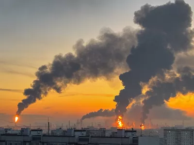 FILE PHOTO: Plumes of smoke rise from fires (right) at an oil refinery following what the authorities say is a Ukrainian drone strike in the course of the Russia-Ukraine conflict, in Moscow, Russia, September, 20, 2026. REUTERS/Stringer/File Photo