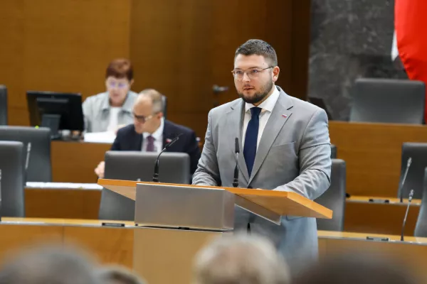 SDS Andrej Poglajen21.9.2026 - začetek redne seje DZ z glasovanjem o zahtevi skupine poslank in poslancev, Državni zbor redna sejaFoto: Luka Cjuha