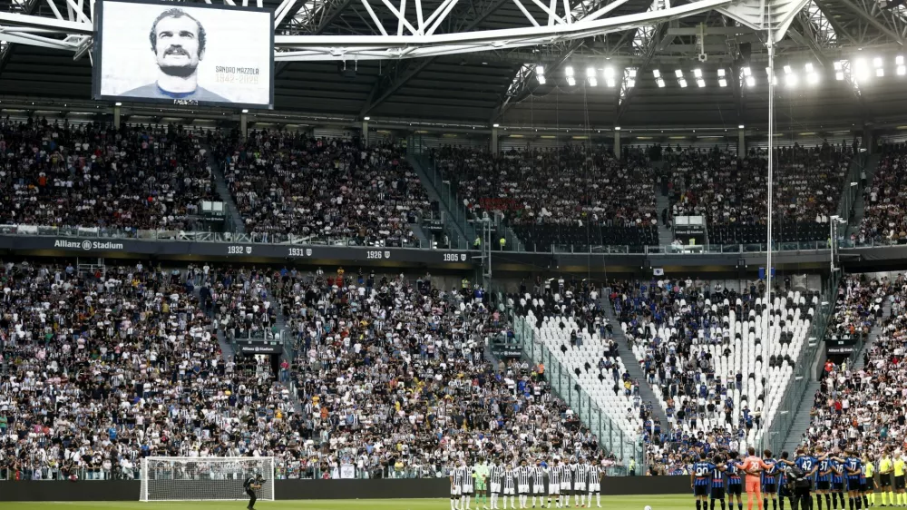 Soccer Football - Serie A - Juventus v Atalanta - Allianz Stadium, Turin, Italy - September 20, 2026 General view during a minutes silence in memory of former player Sandro Mazzola REUTERS/Vincenzo Livieri