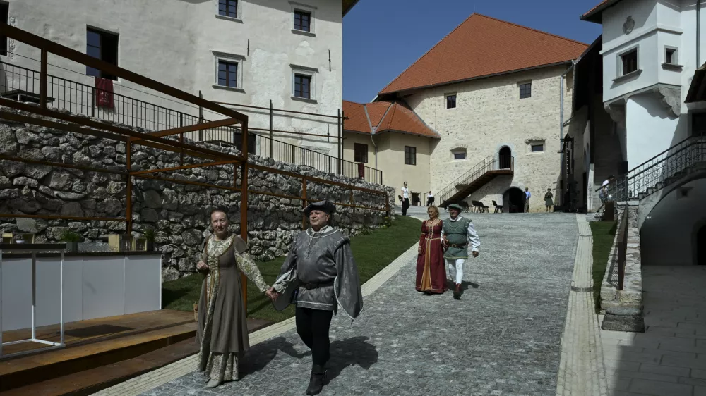 ljubezen simbolična fotografija partner partnerstvo upanje sprehod tradicija27.08.2026 - Odprtje obnovljenega gradu Turjak - grad Turjak Foto: Nik Erik Neubauer / Foto: 