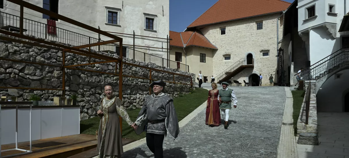 ljubezen simbolična fotografija partner partnerstvo upanje sprehod tradicija27.08.2026 - Odprtje obnovljenega gradu Turjak - grad Turjak Foto: Nik Erik Neubauer / Foto: 