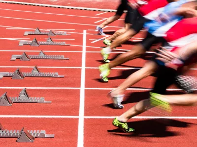 athletes in sprint start in track and field / Foto: Stefanschurr