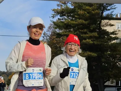 O izjemni tekačici Kazimiri Lužnik je Jasmina Kozina Praprotnik napisala knjigo. Takole pa sta skupaj tekli tudi na maratonu. / Foto: Osebni Arhiv
