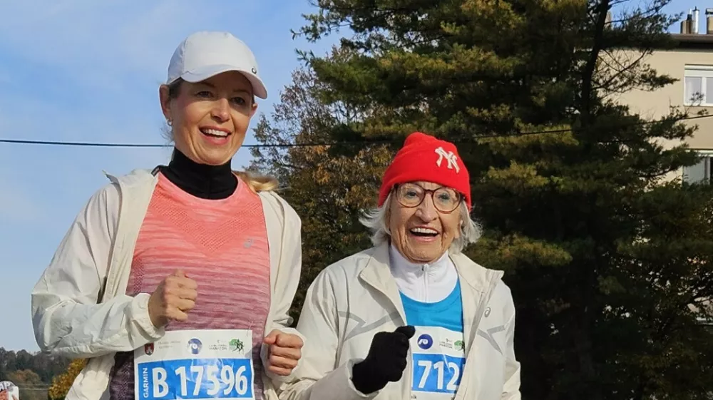 O izjemni tekačici Kazimiri Lužnik je Jasmina Kozina Praprotnik napisala knjigo. Takole pa sta skupaj tekli tudi na maratonu. / Foto: Osebni Arhiv