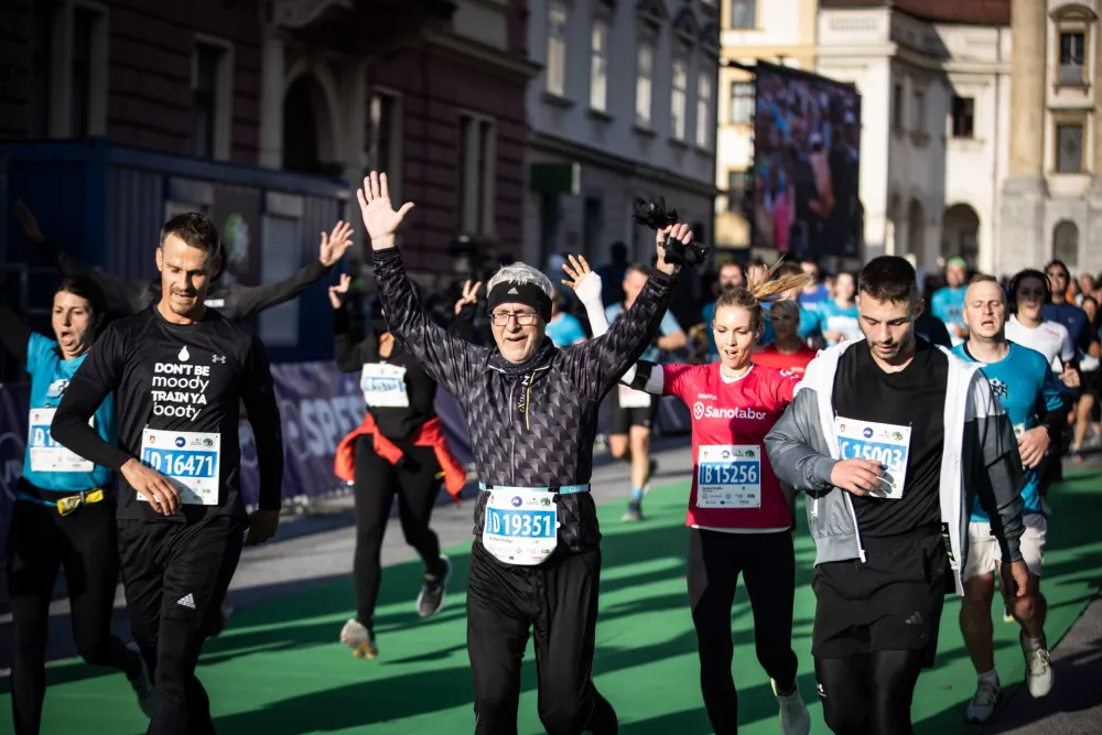 Tekači v zrelih letih so postali nepogre&scaron;ljiv del maratona. &Scaron;tevilni jih občudujejo, saj premagujejo tako rekoč sami sebe. / Foto: Blaž Weindorfer | Sportida