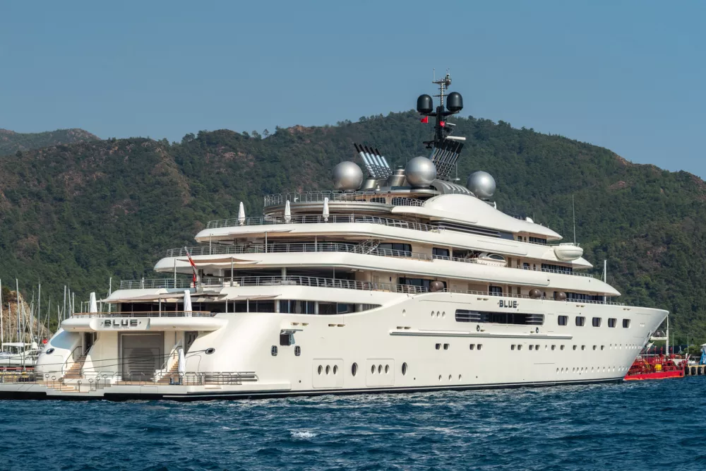 Marmaris, Turkey September 2, 2022. Blue superyacht owned by Emirati billionaire Sheikh Mansour, in Netsel Marina port of Marmaris, Turkey. Formerly known as Project Blue, the yacht was launched by Lurssen in 2022 and is fifth largest in the world. Sheikh Mansour is an Emirati politician who is the deputy prime minister of the United Arab Emirates, minister of presidential affairs, billionaire and member of the ruling family of Abu Dhabi. / Foto: Alizadastudios Getty Images