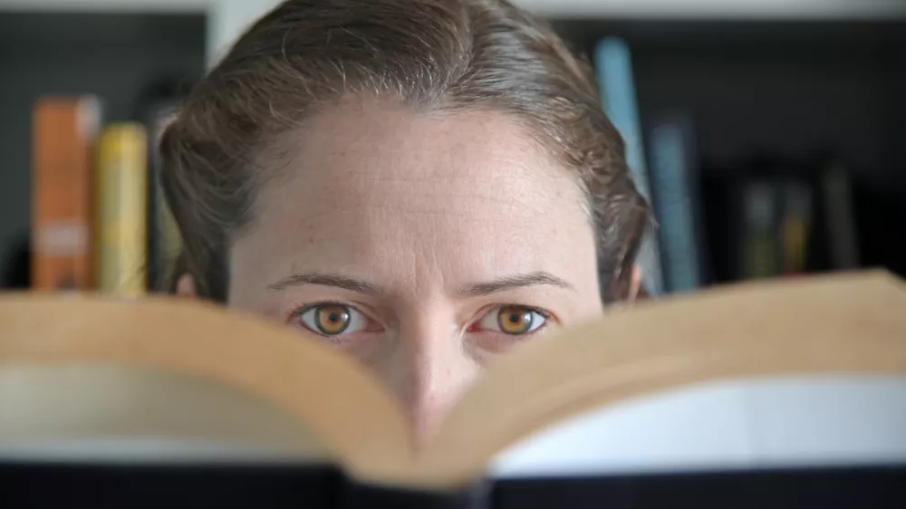 Adult woman reading a book in a library.Information censorship concept. / Foto: Chameleonseye Getty Images