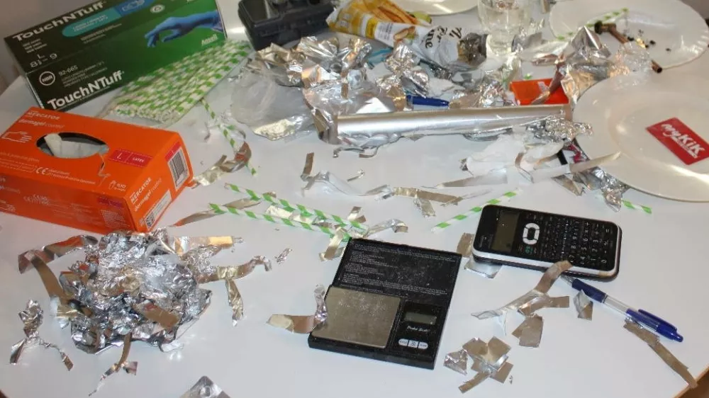 Ljubljana.Ljubljanski policisti so v preiskavi vozila in stanovanja pri 38-letnemu osumljencu nasli in zasegli vec vreck kokaina, konoplje, tablet in drugih snovi za katere se sumi da so prepovedana droga ter vec tisoc evrov.Foto: PU Ljubljana