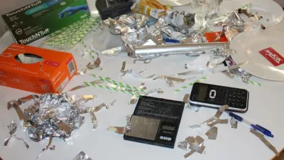 Ljubljana.Ljubljanski policisti so v preiskavi vozila in stanovanja pri 38-letnemu osumljencu nasli in zasegli vec vreck kokaina, konoplje, tablet in drugih snovi za katere se sumi da so prepovedana droga ter vec tisoc evrov.Foto: PU Ljubljana