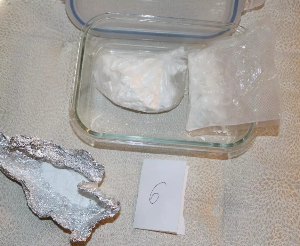 Ljubljana.Ljubljanski policisti so v preiskavi vozila in stanovanja pri 38-letnemu osumljencu nasli in zasegli vec vreck kokaina, konoplje, tablet in drugih snovi za katere se sumi da so prepovedana droga ter vec tisoc evrov.Foto: PU Ljubljana
