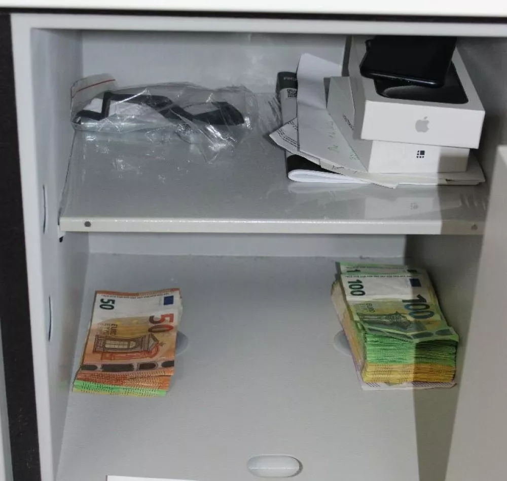 Ljubljana.Ljubljanski policisti so v preiskavi vozila in stanovanja pri 38-letnemu osumljencu nasli in zasegli vec vreck kokaina, konoplje, tablet in drugih snovi za katere se sumi da so prepovedana droga ter vec tisoc evrov.Foto: PU Ljubljana