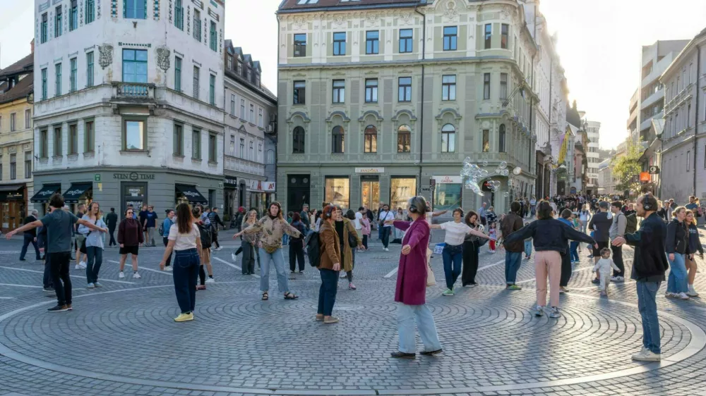 Tu, čisto blizu avtoric Ur&scaron;e Sekirnik in Aje Zupanec je participatorni zvočni sprehod, ki udeležence preko zvočnih navodil vodi po mestu in jih spodbuja k telesnemu, čutnemu in odnosnemu doživljanju javnega prostora. F Matej Tomažin